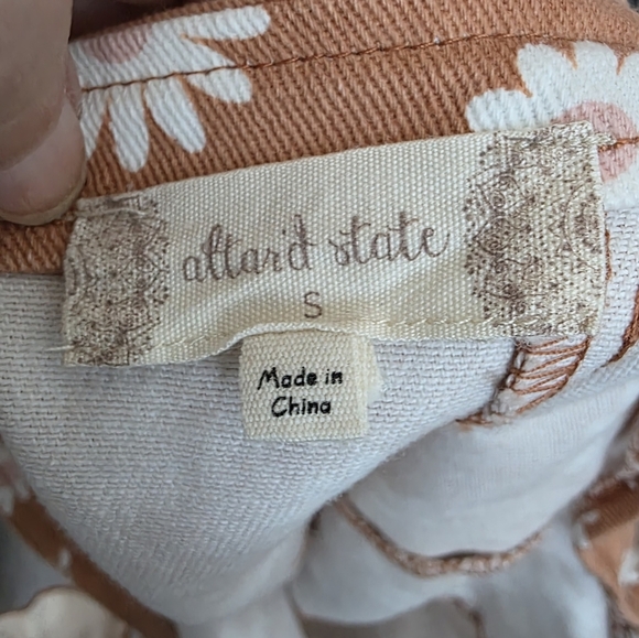 Altar'd State Brown/White Daisy Ruffle Sleeve Crop Top size Small - Picture 2 of 5